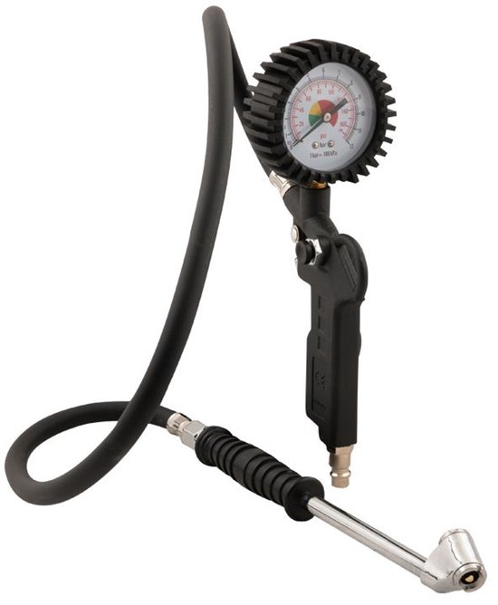 Zwarte bandenpomp met manometer, 75 cm slang en een metalen ventieladapter. De manometer geeft 60 psi aan.