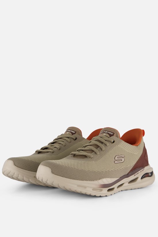 Paar natuurlijke/bruine Skechers Slip-in schoenen met oranje accenten en bruin leer aan de hiel.