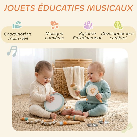 Twee baby's spelen met houten muziekinstrumenten op een kleed. De tekst beschrijft de voordelen van muzikaal speelgoed.