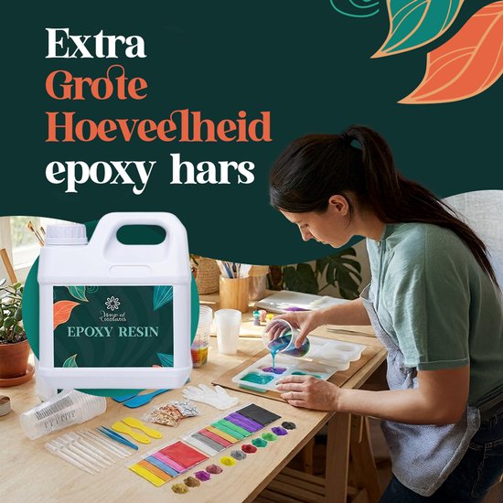 Vrouw giet paarse en blauwe epoxyhars in een mal. Grote fles epoxyhars ernaast, met toebehoren zoals mengbekers, kleuren en handschoenen.