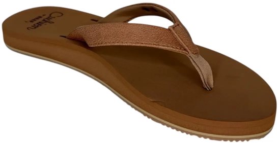 Bruine REEF teenslipper met gevlochten bandjes en 'Cushion by Reef' op voetbed.