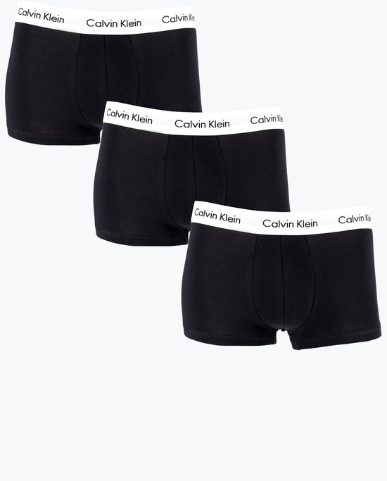 Drie zwarte Calvin Klein trunks met witte tailleband met logo.