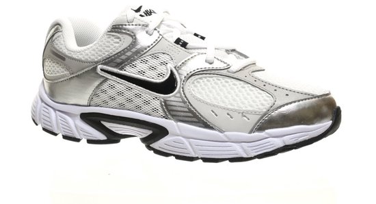 Witte Nike sneaker met zilveren en zwarte accenten, en een zwarte swoosh.