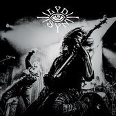 Groupe avec un guitariste au premier plan, les autres musiciens dans l'ombre, avec un logo d'œil en haut.