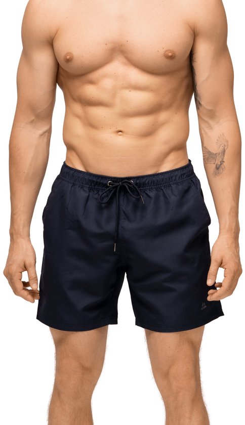 Homme torse nu musclé portant un short de bain bleu marine avec cordon de serrage. Tatouage visible sur son bras droit.