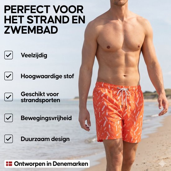 Man draagt oranje zwembroek met surfplankenprint op strand. "Perfect voor het strand en zwembad".