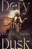 Vrouw met lang blond haar in een zwarte jurk, staand voor een donkere achtergrond met de tekst 'Defy the Dusk'.