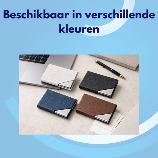 Vier visitekaarthouders in wit, zwart, blauw en bruin op een bureau.
