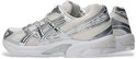 Zijzicht van een witte Asics Gel-1130 sneaker met zilverkleurige details op de mesh.
