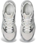 Bovenkant van een paar witte Asics Gel-1130 sneakers met zilverkleurige ASICS logo's.