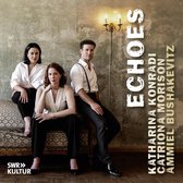 Drie musici, twee vrouwen en een man, poseren voor 'Echoes' albumhoes met de namen Katharina Konradi, Catriona Morison en Ammiel Bushakevitz.