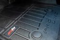 Close-up van een zwarte Proline 3D-vloermat met diepe ribbels, een rood-zwart Proline logo en bevestigingsknoppen.