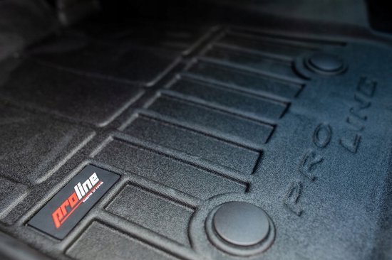 Close-up van een zwarte Proline 3D-vloermat met diepe ribbels, een rood-zwart Proline logo en bevestigingsknoppen.