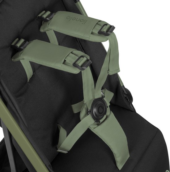 Zwarte buggy met groene riemen en een groen Lionelo-logo op de schouderriemen.