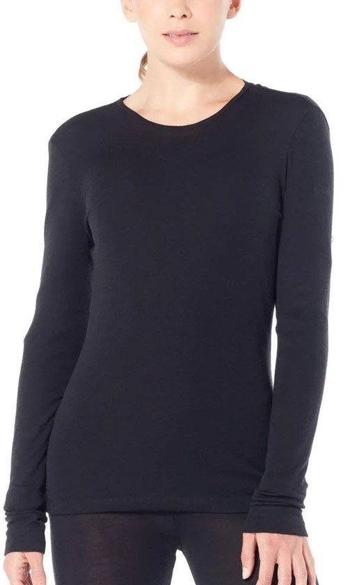 Model van voren in een zwart thermoshirt met lange mouwen.