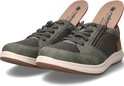 Paar groene Rieker sneakers met rits, veters en binnenzolen.