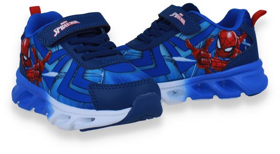 Blauwe Spiderman schoenen voor kinderen, met klittenband. Spiderman-opdruk en blauw/wit gestreept patroon. Met lichtjes in de zool.