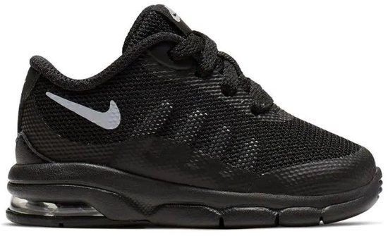 Zwarte Nike Air Max Invigor sneaker met witte swoosh en veters.