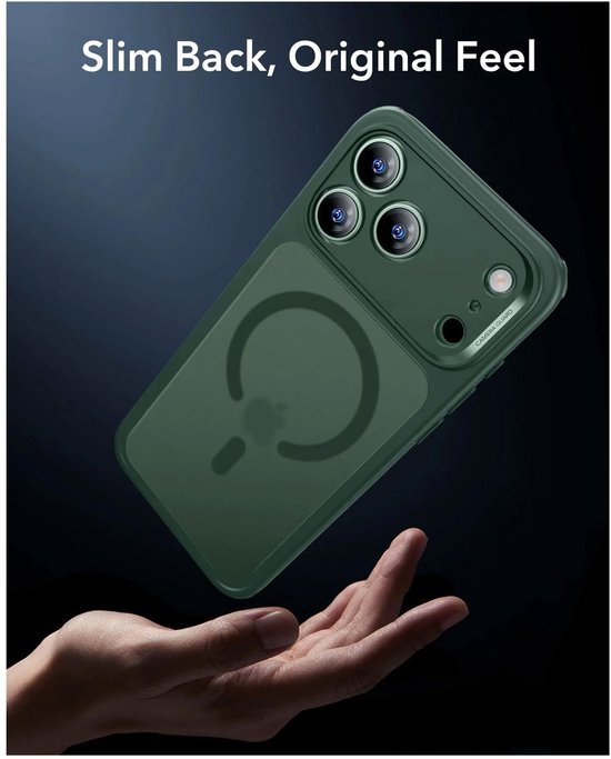 Groene iPhone hoes met MagSafe, getoond boven een hand.