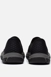 Achterkant van twee zwarte Skechers Slip-ins instappers met gewafelde hiel.
