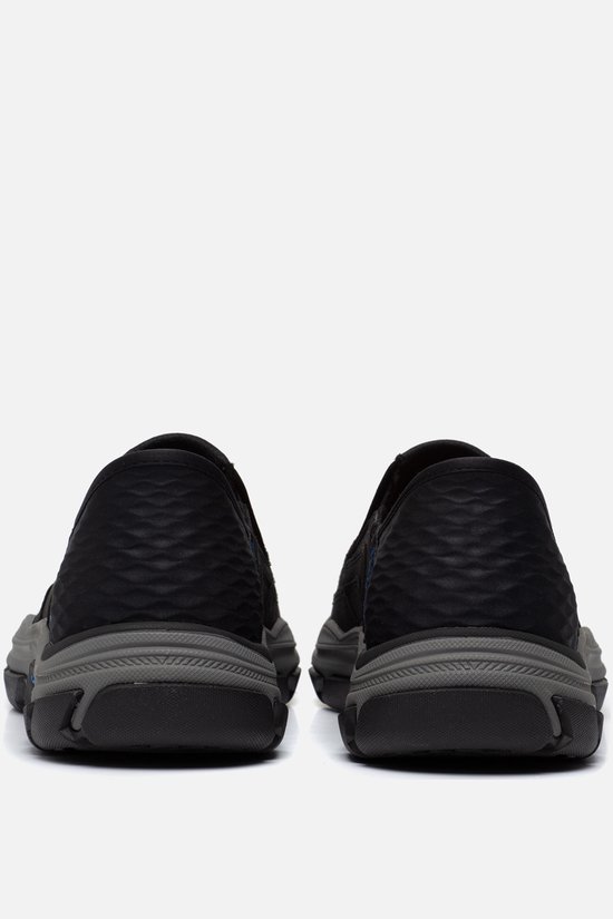 Achterkant van twee zwarte Skechers Slip-ins instappers met gewafelde hiel.