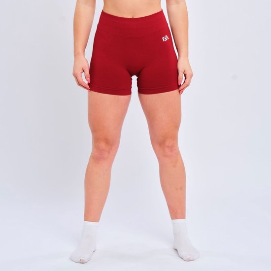 Voorkant van een vrouw in een rode sportshort met het Euphoria-logo op de tailleband.