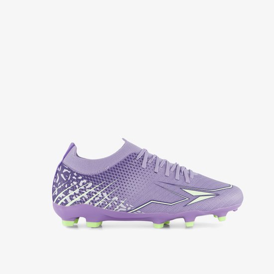 Lichtpaarse voetbalschoen met groene accenten en abstract patroon op de hiel.