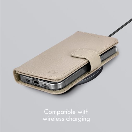 Étui portefeuille beige clair posé sur un chargeur sans fil, avec le texte "Compatible with wireless charging".
