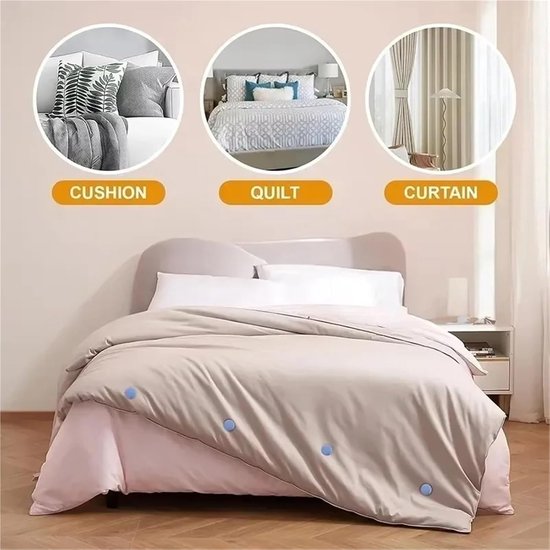 Bed met een beige dekbedovertrek met 5 blauwe clips, op de foto zijn ook kussens, een quilt en gordijnen te zien.