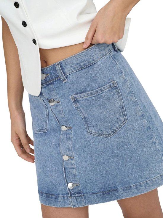 Close-up van een lichtblauwe denim skort met knoopsluiting.