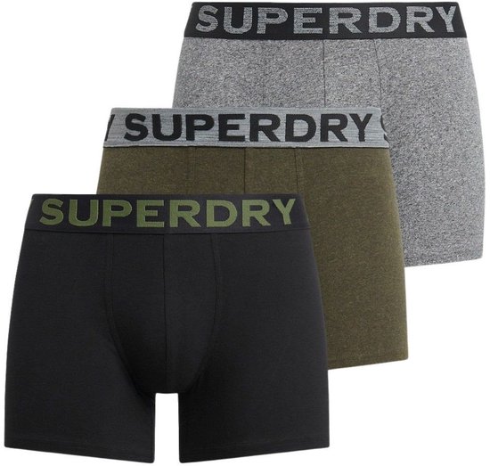 Trois boxers : gris, vert olive et noir, chacun avec un logo Superdry sur la ceinture.