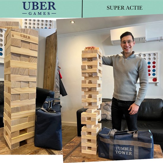Man naast een hoge houten stapeltoren met blauwe draagtas. Andere toren en tas links.