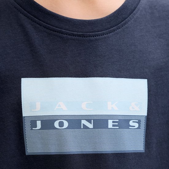 Close-up van de "JACK & JONES" opdruk op een donkerblauw T-shirt.