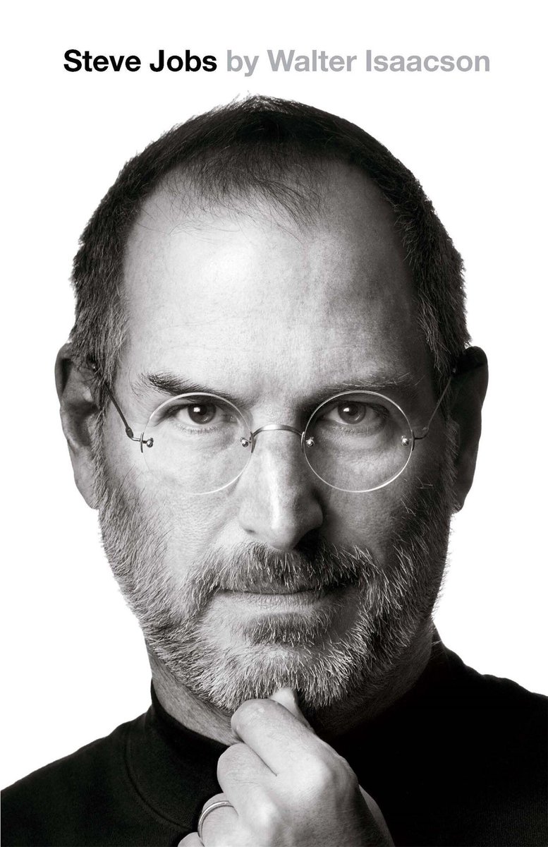 Close-up van Steve Jobs met bril en baard. Titel: Steve Jobs by Walter Isaacson.