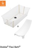 Stokke Flexi Bath badje en witte babystoel op witte achtergrond.