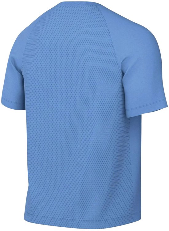 Achterkant van lichtblauwe Nike sportshirt met korte mouwen en witte swoosh. Geperforeerde stof.