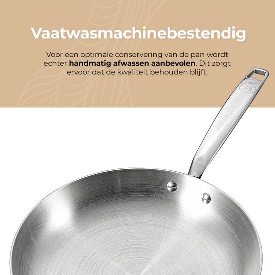 Close-up van een zilverkleurige roestvrijstalen pan met een roestvrijstalen handvat.