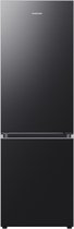 Zwarte Samsung koelkast met gesloten deuren.