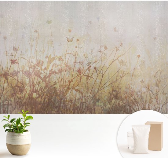 Wallfluent Behang - Harmonie van de weide Vliesbehang - 104x70 cm - Beige Behang - Voor natuurliefhebbers en liefhebbers van entomologie - Behang Voor de slaapkamer, woonkamer en hal - Behangrol Bloemen en planten