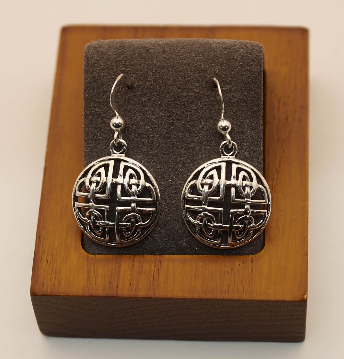 Zilveren oorbellen rond 4 -delige knoop - keltische oorbellen gemaakt van 925 zilver - sterling zilveren oorbellen van een oneindige knoop - zilveren oorbellen celtic geknoopt