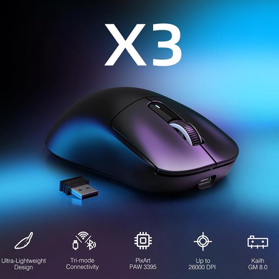 Zwarte draadloze gamingmuis met scrollwiel en blauw lampje, met USB-ontvanger ernaast op een verlichte achtergrond.