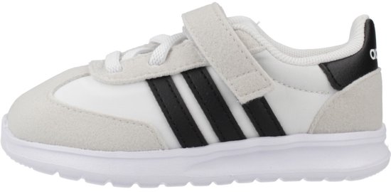 Witte kindersneaker met zwarte strepen, klittenband en Adidas logo op de hak.