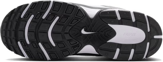 Onderkant van een witte Nike sneaker met zwart loopvlak en witte zool.