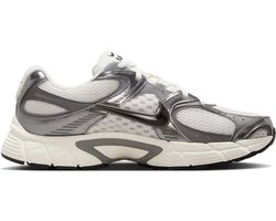 Omslag van Nike V5 Heren Sneakers Hj5228-009 - Kleur Grijs - Maat 42