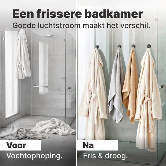 Badkamer met douchecabine en handdoeken op de vloer voor "Vochtophoping", vergeleken met badkamer met drie badjassen en handdoeken aan haken voor "Fris & droog".