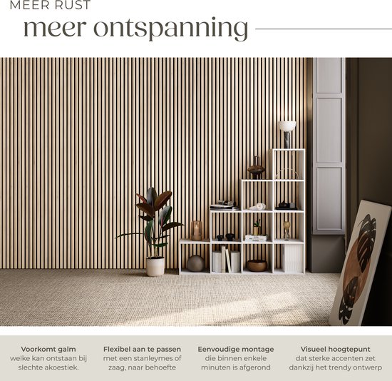Een woonkamer met een lamellenwand in pastelkleuren, een witte boekenkast en een plant.