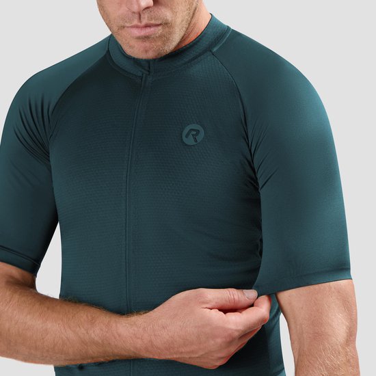 Donkergroen fietsshirt met korte mouwen, rits aan de voorzijde en een logo op de borst.