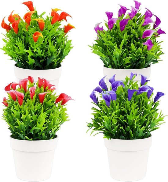 Vier kunstplanten in witte potten, met groene bladeren en bloemen in rood, oranje en paars.