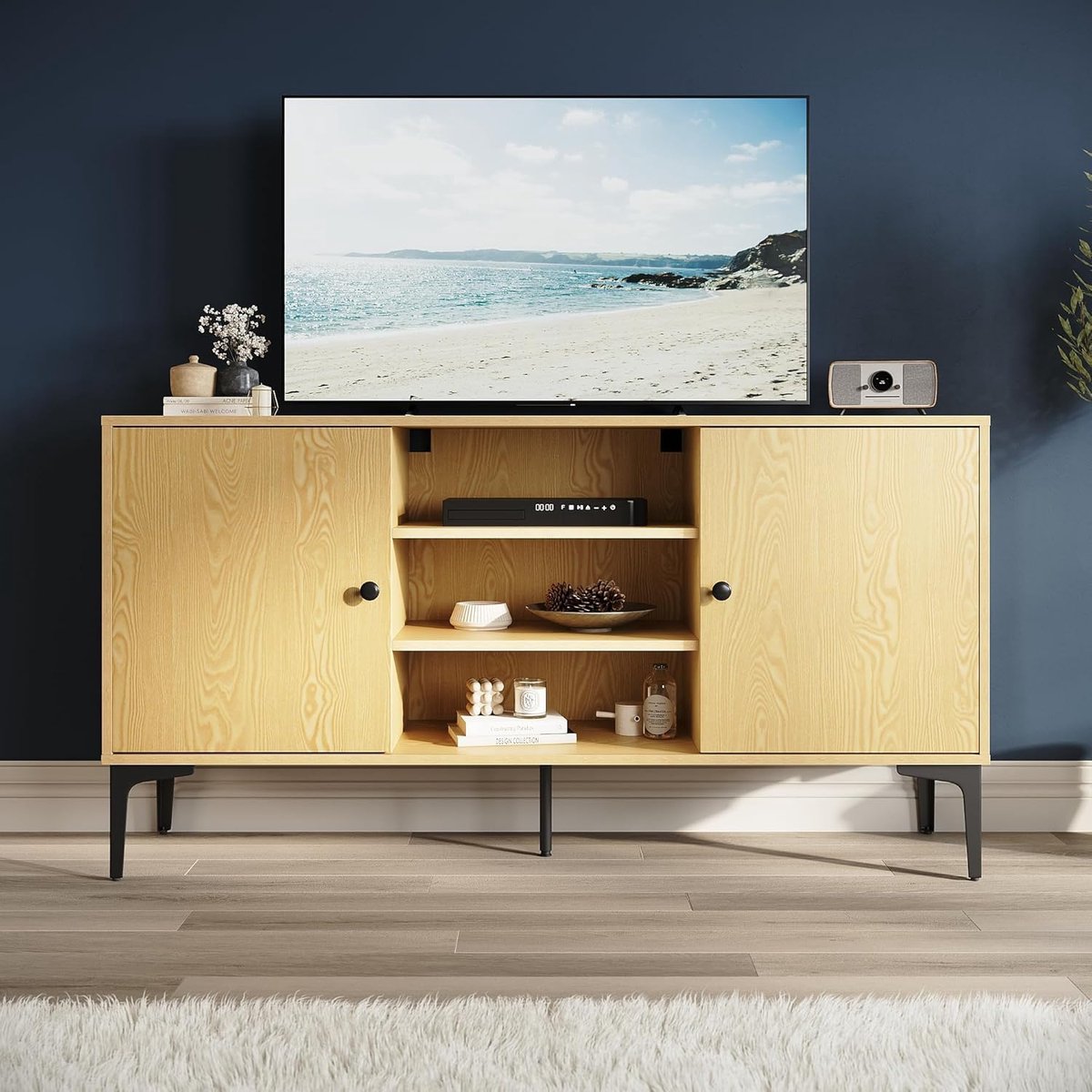 TV-meubel Urbanhome Midwood – Lowboard 135x35x70 cm – Houtkleur – 2 kasten, 3 open vakken, kabelmanagement – Metalen poten – Modern Mid-Century design voor woonkamer, slaapkamer en eetkamer Modern tv-bord, tv-rek en opbergkast