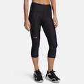 Zwarte Under Armour capri sportbroek met Under Armour logo op linkerbeen, gedragen door een vrouw.